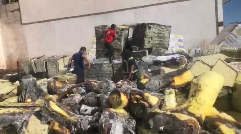 Elazığ’da yalıtım malzemelerinin olduğu depoda yangın Elazığ’da yalıtım malzemelerinin olduğu depoda çıkan yangın, itfaiye ekipleri tarafından