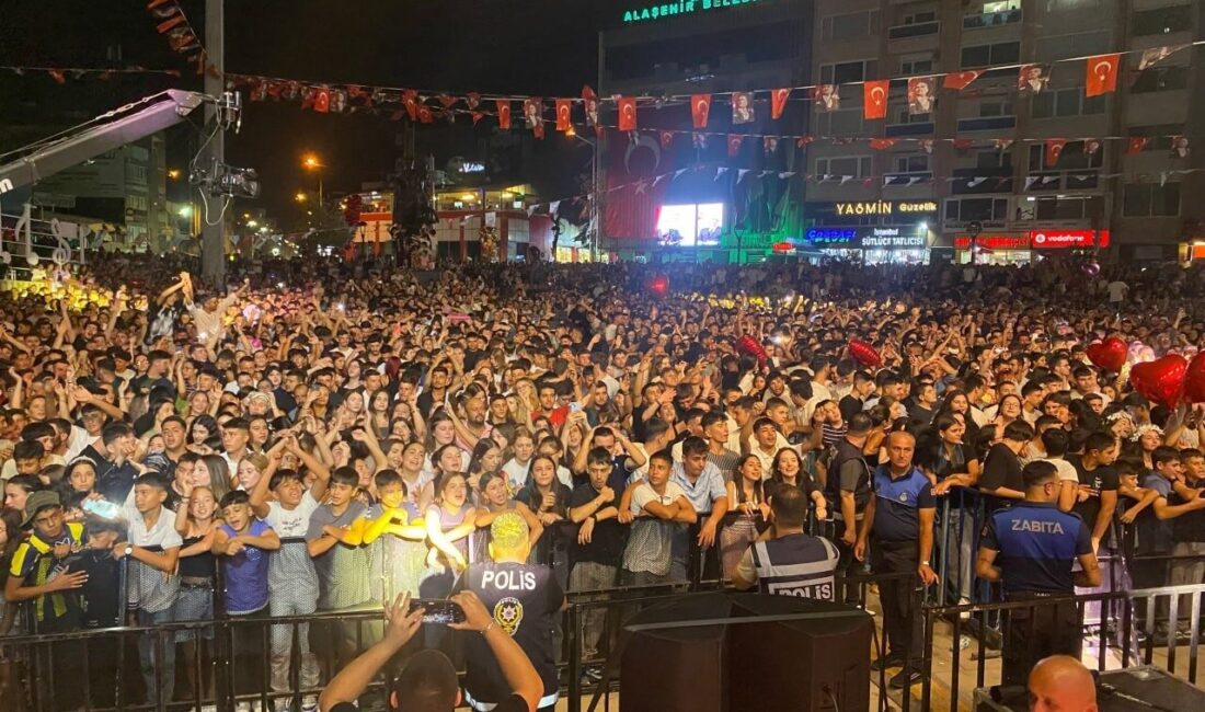 Elektrik arızası ve sağanak, Aleyna Tilki konserini erteledi Binlerce hayranının doldurduğu meydanda sahneye çıkamayan Aleyna Tilki’nin konseri, yağmur