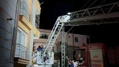 Hatay’da bir apartmanda elektrik panosundan çıkan yangında, binada yaşayan 50