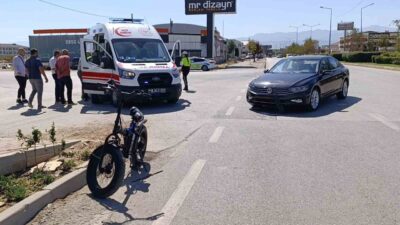 Bursa’nın İnegöl ilçesinde otomobil ile çarpışan elektrikli bisikletin sürücüsü yaralandı.