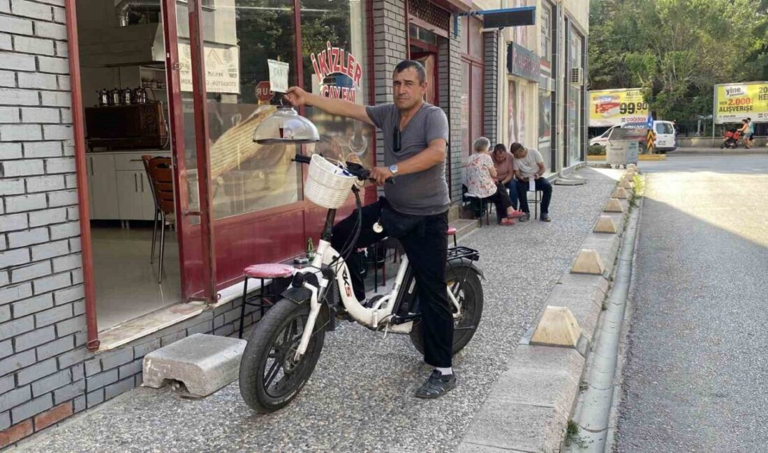 Elektrikli bisiklet ile servis yapan çaycı hem vakitten hem de maliyetten tasarruf ediyor Eskişehir’de elektrik bisiklet ile servis yapan çaycı Sebahattin Güler’in hem
