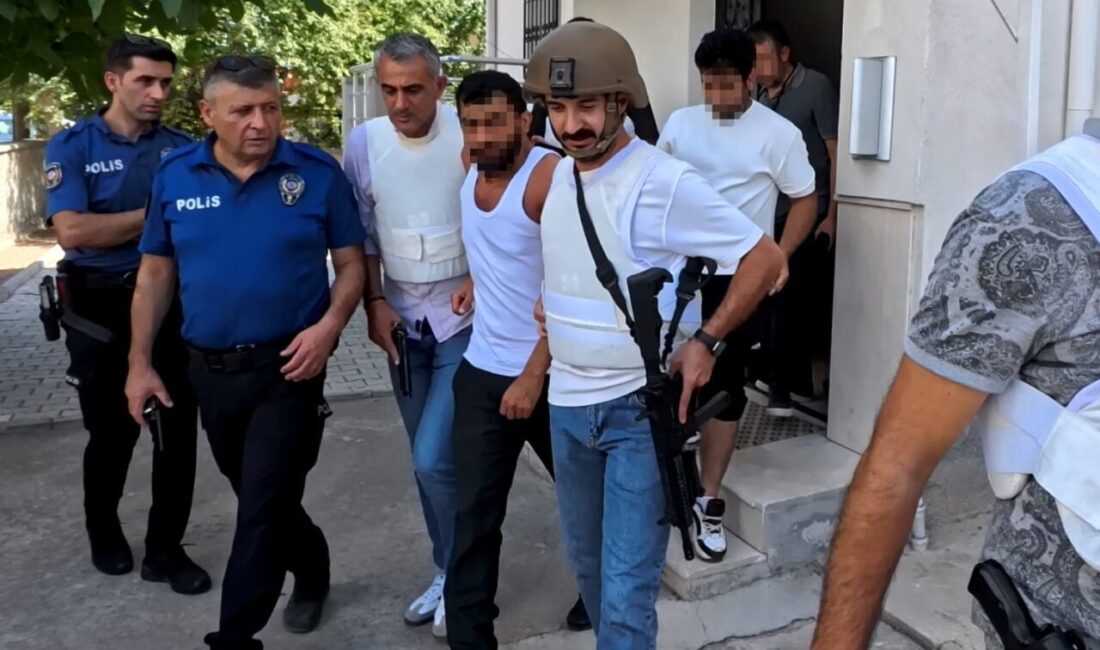 Eli tüfekli şahıs film sahnelerini aratmayan operasyonla böyle yakalandı Aksaray’da elindeki tüfekle yarı çıplak şekilde sokakta gezerek havaya ateş