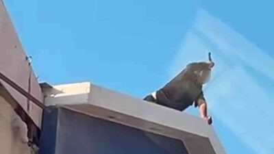 Hatay’da 2 katlı bir iş yerinin çatısına çıkarak kendine zarar