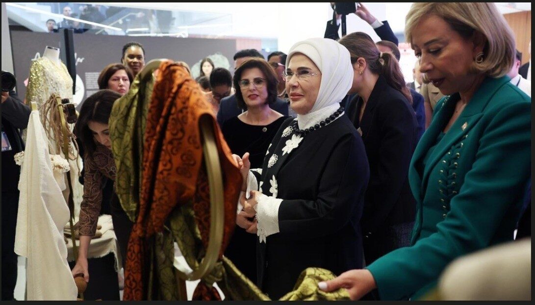 Emine Erdoğan’ın Amerika temaslarına Bursa İpeği damgasını vurdu Cumhurbaşkanı Recep Tayyip Erdoğan’ın Amerika temasları ve Başkan Trump ile