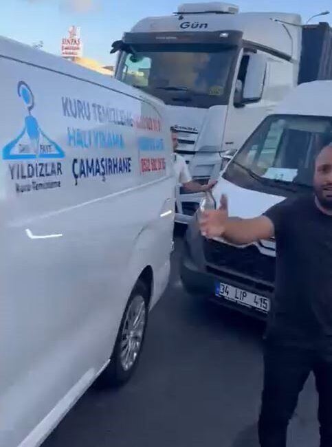 İstanbul’un Beylikdüzü ilçesinde bir sürücü, emniyet şeridini kullanarak öne geçmek