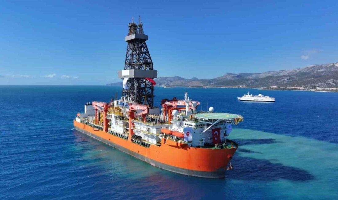 Enerji ve Tabii Kaynaklar Bakanı Alparslan Bayraktar, Türk filosuna katılan iki yeni sondaj gemisinden ilkinin Mersin Taşucu’na ulaştığını bildirdi. Enerji ve Tabii Kaynaklar Bakanı Alparslan Bayraktar, Türk filosuna katılan