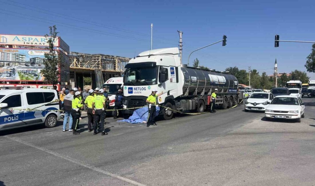 Konya’da tekerlekli sandalyedeki engelli kızıyla yolun karşısına geçmeye çalışan anneye