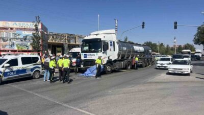 Konya’da tekerlekli sandalyedeki engelli kızıyla yolun karşısına geçmeye çalışan anneye