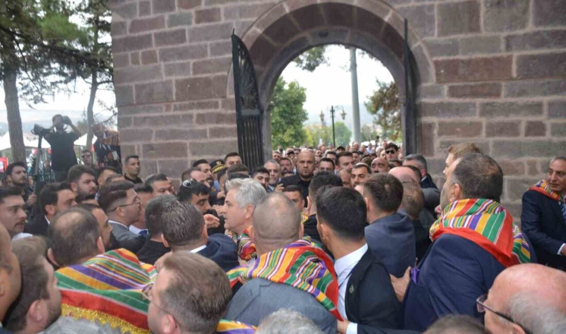 Ertuğrulgazi Türbesi önünde gerginlik Bu yıl 744’üncüsü düzenlenen Söğüt Ertuğrul Gazi’yi Anma ve Yörük