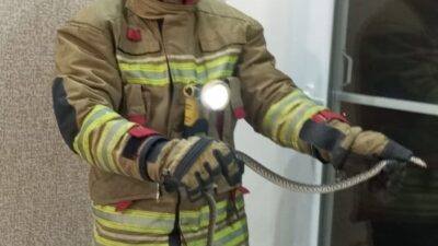 Hatay’da 2 farklı eve giren yılanlar itfaiye ekipleri tarafından yakalandı.