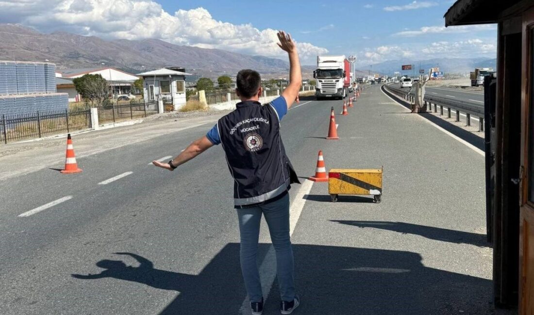 Erzincan’da “Düzensiz Göç ile Mücadeleye yönelik Huzur Uygulaması” yapıldı Erzincan’da 20 ekip, 63 polisin katılımıyla “Düzensiz Göç ile Mücadeleye