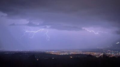 Erzincan’da etkili olan sağanak yağış sırasında gökyüzünü aydınlatan şimşek ve