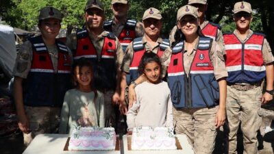 Erzincan’da jandarma ekipleri mevsimlik işçi olarak çalışan ailelerin küçük çocuklarından