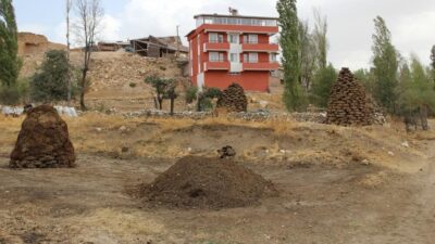 Erzincan’da köyde yaşayan vatandaşlar kışlık tezek hazırlığına başladı. Uzun zamandır