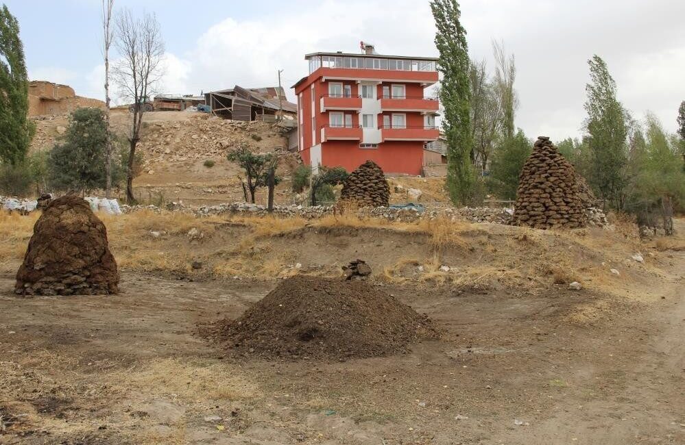 Erzincan’da köyde yaşayan vatandaşlar kışlık tezek hazırlığına başladı. Uzun zamandır