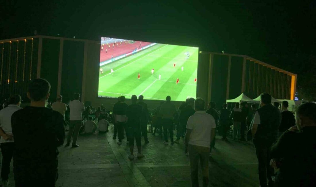 Erzincanlılar, A Milli Takım’ın galibiyet sevincini meydanda yaşadı Erzincan’da vatandaşlar, Dörtyol Meydanda kurulan dev ekranda A Milli Takım’ın