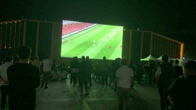 Erzincan’da vatandaşlar, Dörtyol Meydanda kurulan dev ekranda A Milli Takım’ın