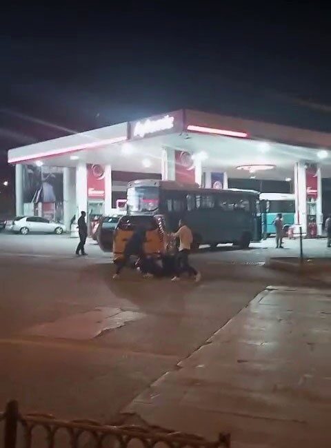 Erzurum’da bıçaklı kavga: 3 yaralı Erzurum’un Palandöken ilçesinde çıkan bıçaklı kavgada 3 kişi yaralandı. Edinilen