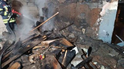 Erzurum’da terk edilmiş bir evde çıkan yangın, çevreye yayılmadan kontrol