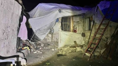 Erzurum’un Pasinler ilçesinde bir evin çatısının çökmesi sonucu enkaz altında