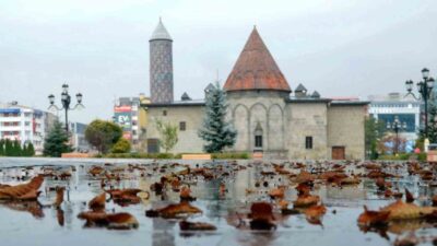 Erzurum Meteoroloji Bölge Müdürlüğü kuvvetli rüzgar uyarısında bulundu. Meteoroloji uzmanları