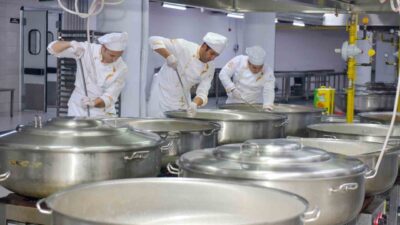 Esenyurt Belediyesi, Yıldız Aşevi’nde hazırlanan yemekleri her gün ihtiyaç sahibi