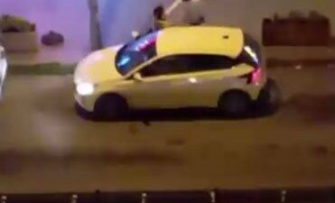 İstanbul’un Esenyurt ilçesinde bir adam, bir kadını sokak ortasında darbederek,