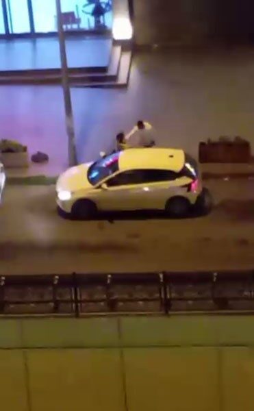 Esenyurt’ta bir adam, bir kadını darbederek zorla araca bindirdi İstanbul’un Esenyurt ilçesinde bir adam, bir kadını sokak ortasında darbederek,