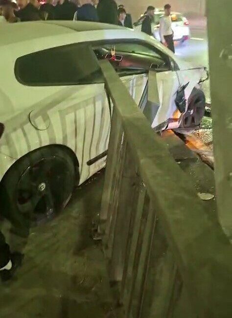 Esenyurt’ta direksiyon hakimiyetini kaybeden sürücü karşı istikamete uçtu: O anlar kamerada İstanbul Esenyurt’ta bir sürücü, direksiyon hakimiyetini kaybederek karşı şeride uçtu.