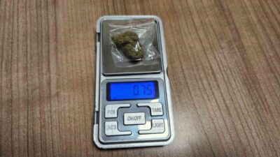 Esenyurt’ta polis ekipleri, otomobilde uyuşturucu ticareti yapan şüphelileri dronla tespit