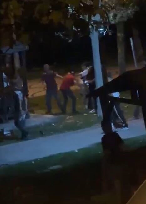 Esenyurt’ta gençler arasında tekmeli yumruklu kavga İstanbul Esenyurt’ta gençler arasında bilinemeyen bir nedenle tekmeli yumruklu kavga