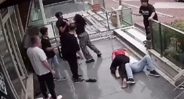 Esenyurt’ta iki grup arasında yumruk yumruğa kavga çıktı: o anlar kamerada İstanbul Esenyurt’ta iki grup arasında bilinmeyen bir nedenle kavga çıktı.