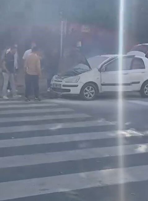 Esenyurt’ta okul önünde park halinde olan araç yandı İstanbul’un Esenyurt ilçesinde çocuğunu okuldan alamaya gelen bir kişinin aracı