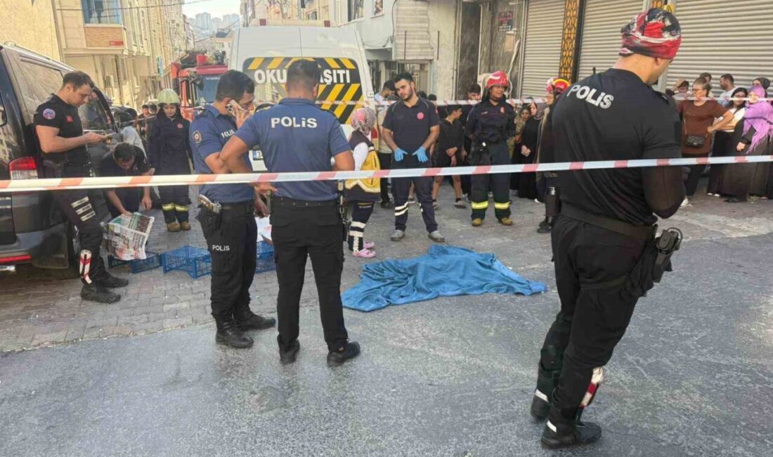 Esenyurt’ta servis minibüsü anne oğlu ezdi Esenyurt’ta bir servis minibüsü, sokak içerisinde anne oğula çaparak altına