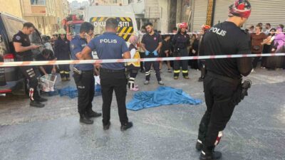 Esenyurt’ta bir servis minibüsü, sokak içerisinde anne oğula çaparak altına