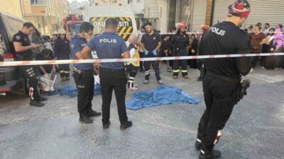 Esenyurt’ta bir servis minibüsü, sokak içerisinde anne-oğula çarparak altına aldı.