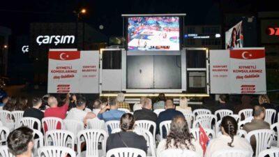 Esenyurt Cumhuriyet Meydanı’nda kurulan dev ekranda binlerce vatandaş, Türkiye-Yunanistan EuroBasket