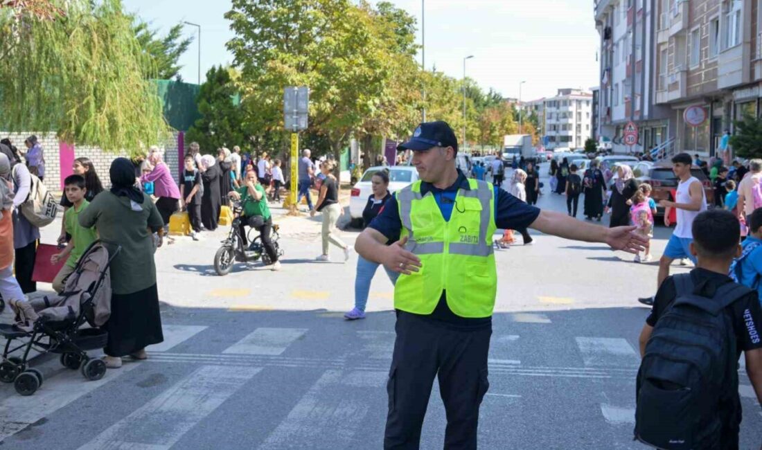 Esenyurt Belediyesi Zabıta ekipleri, okulların açılmasıyla birlikte öğrencilerin güvenliği için