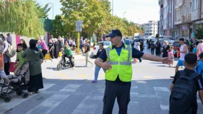 Esenyurt Belediyesi Zabıta ekipleri, okulların açılmasıyla birlikte öğrencilerin güvenliği için