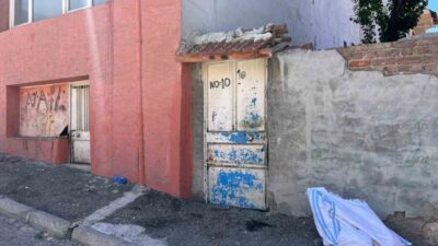 Eskişehir’de sokaktaki eşinin yüzüne defalarca yumruk atan ve dakikalarca döven