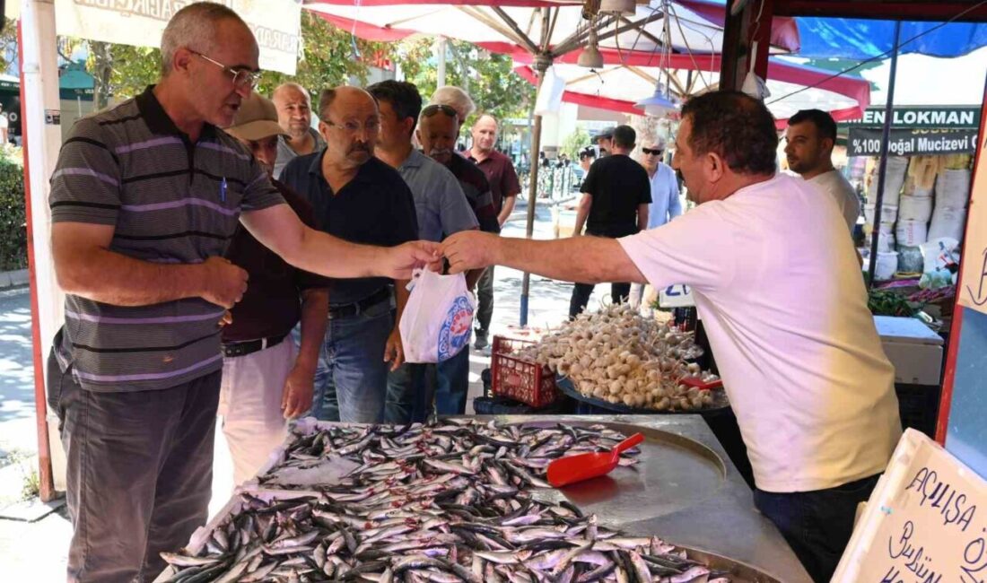 Eskişehir’de ’hayrına’ balık dağıtma yarışı: 2 günde 6 ton dağıtıldı Eskişehir’de Mevlid Kandili’nde hayrına dağıtılan 1 ton hamsinin ardından bir