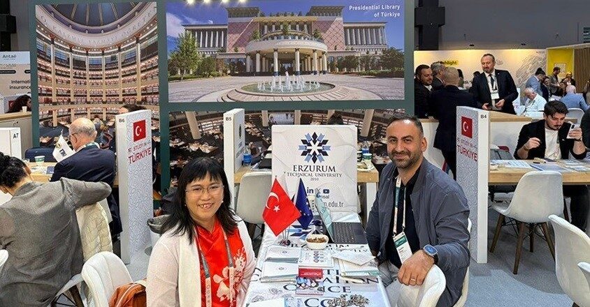 ETÜ, İsveç’te düzenlenen Avrupa Uluslararası Eğitim Birliği Fuarında uluslararası iş birliklerine yenilerini ekledi Erzurum Teknik Üniversitesi (ETÜ), Avrupa’nın en büyük uluslararası eğitim etkinliklerinden
