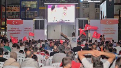 EuroBasket final heyecanı Esenyurt Cumhuriyet Meydanı’nda kurulan dev ekranda yaşandı.