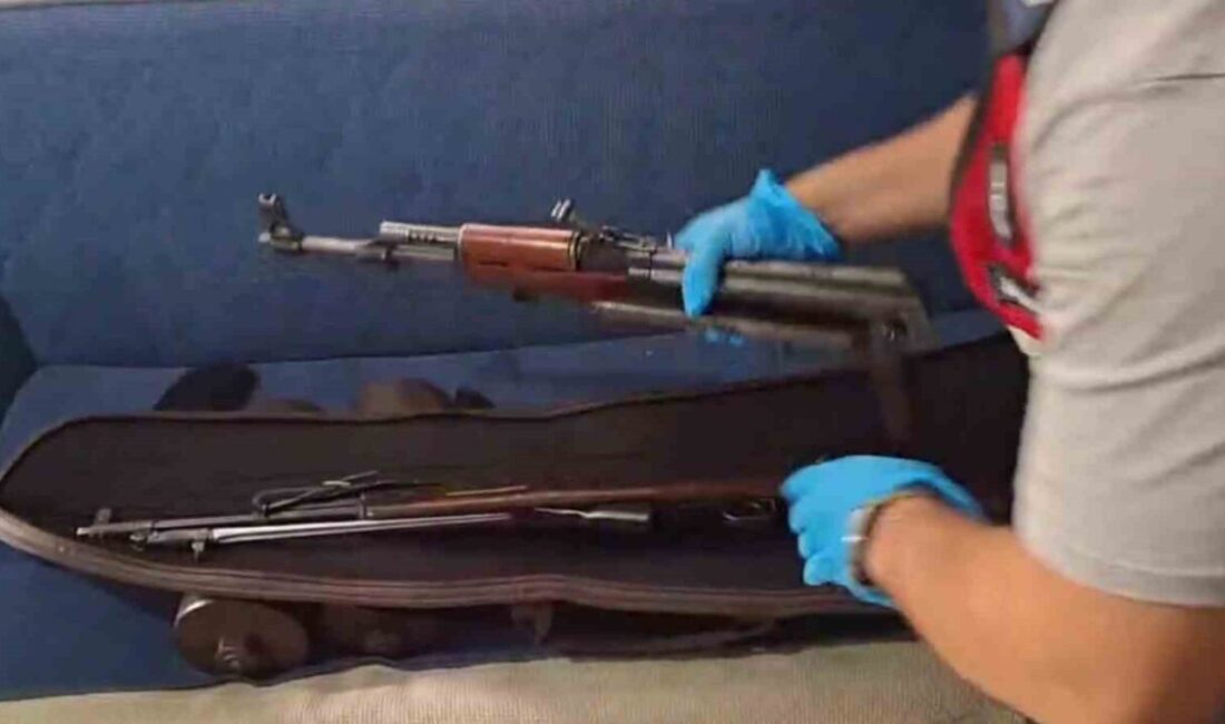 Ev değil cephanelik: Uzun namlulu silahlar, tabancalar, binlerce mermi ele geçirildi Sakarya’nın Geyve ilçesinde jandarma ekiplerince bir eve düzenlenen operasyonda uzun