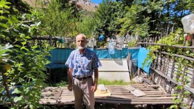 Erzincan’ın Kemaliye ilçesinde doğada aç kalan ayılar, ilçe merkezinde ev