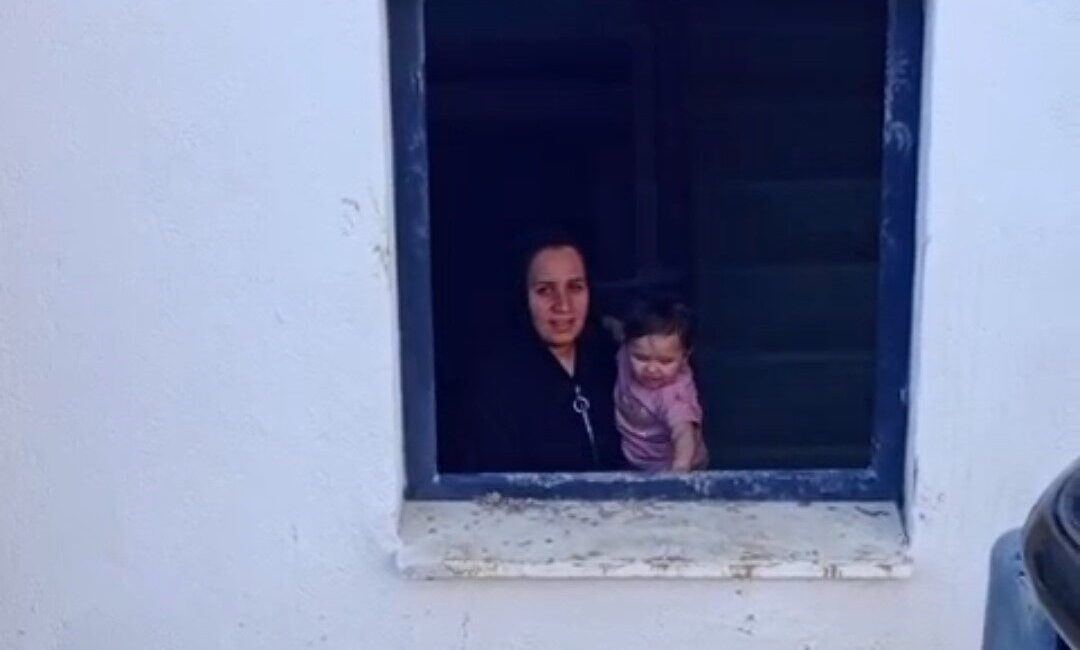 Evde mahsur kalan çocuk iş makinesi yardımıyla kurtarıldı Adana’da çöp dökmek için sokağa çıkan kadının bebeği evde mahsur