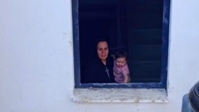 Adana’da çöp dökmek için sokağa çıkan kadının bebeği evde mahsur