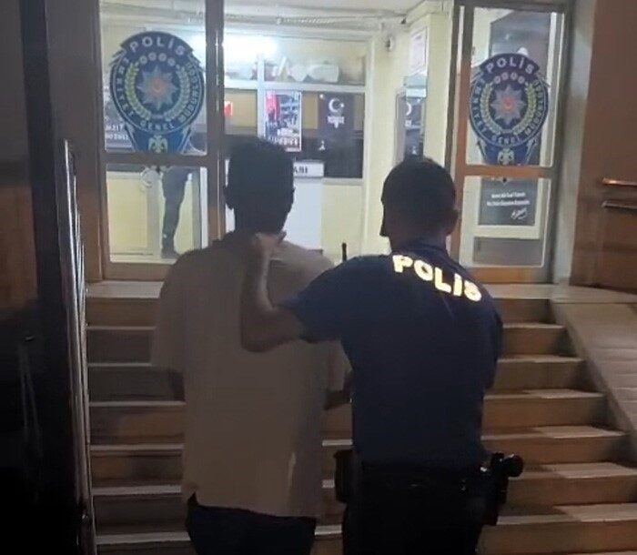 Evden yağma yapan firari hükümlü yakalandı Adana’da gece bir eve girip yağma yaptığı için 7 yıl