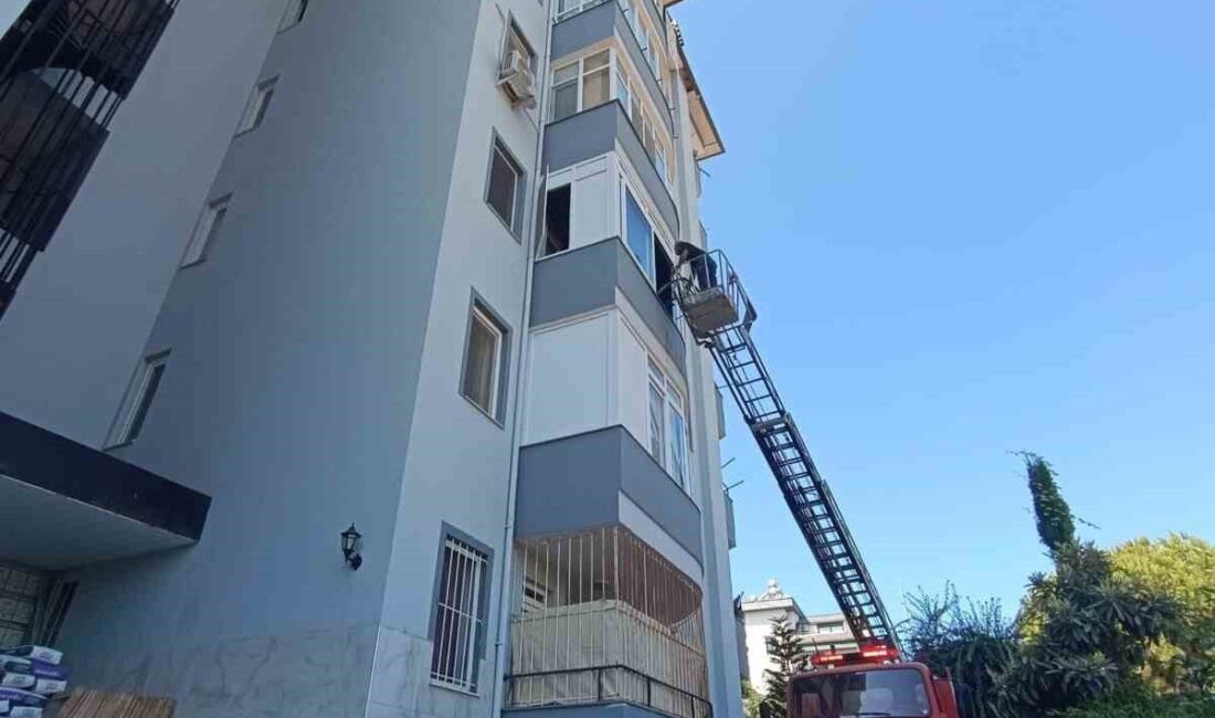 Antalya’nın Alanya ilçesinde evin mutfağında çıkan yangın itfaiye ekiplerince söndürülürken