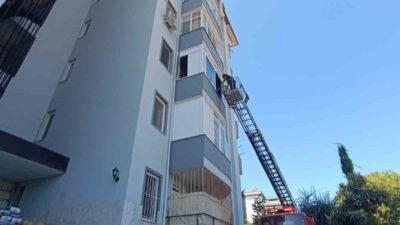 Antalya’nın Alanya ilçesinde evin mutfağında çıkan yangın itfaiye ekiplerince söndürülürken